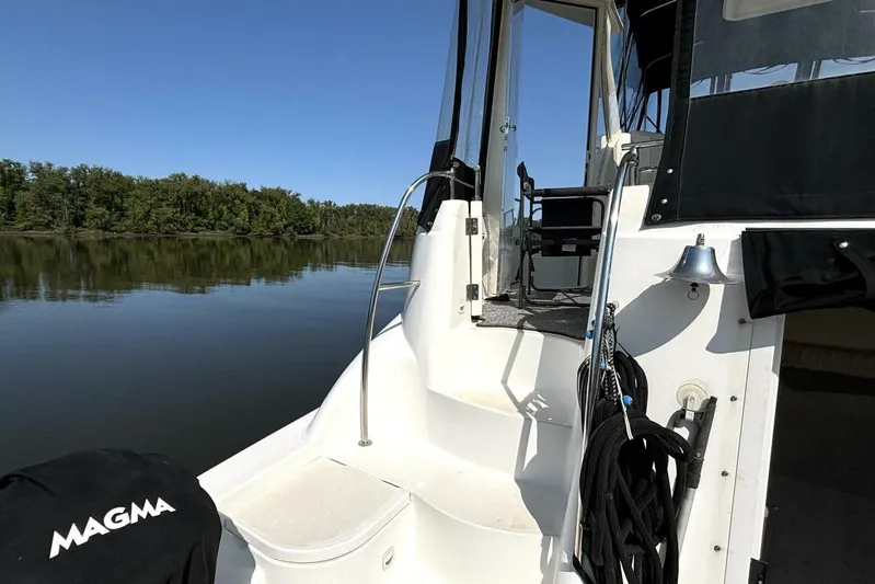  Yacht Photos Pics 2004 Meridian 459 Cockpit Motoryacht on calm water, featuring sleek design and outdoor seating.