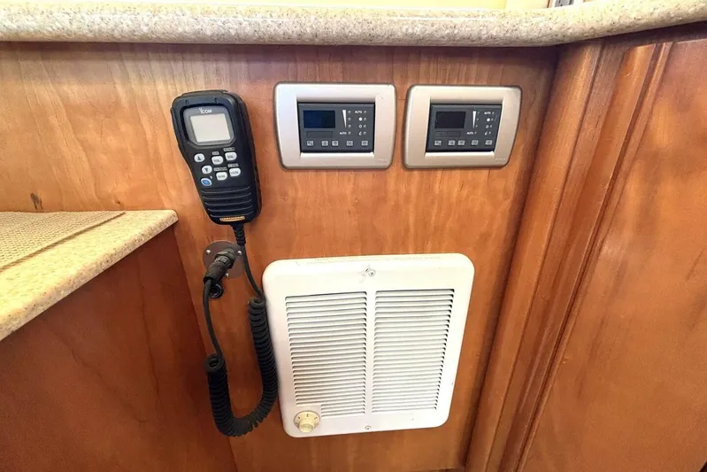  Yacht Photos Pics Control panel and radio on 2004 Meridian 459 Cockpit Motoryacht interior.