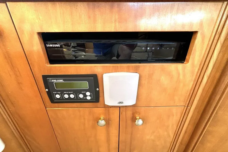  Yacht Photos Pics Control panel and entertainment system in 2004 Meridian 459 Cockpit Motoryacht interior.