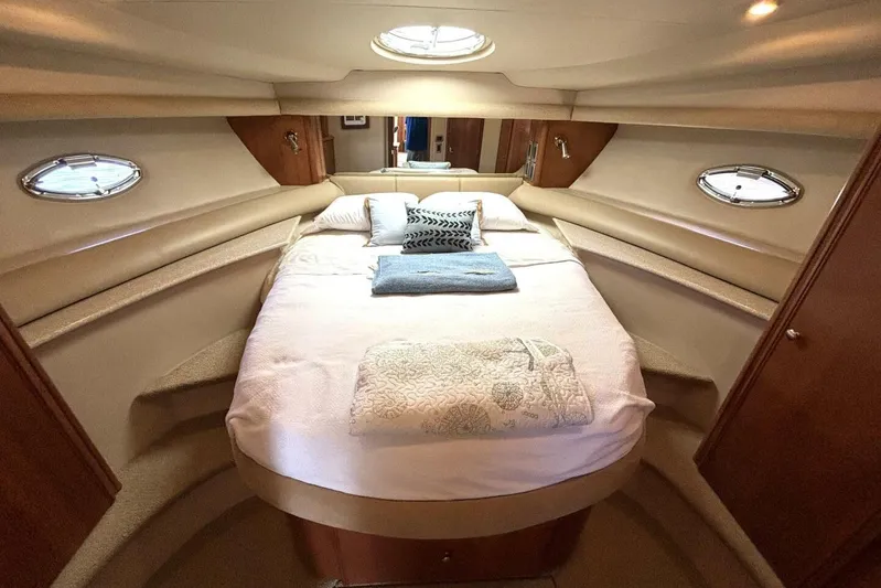  Yacht Photos Pics Luxurious bedroom in 2004 Meridian 459 Cockpit Motoryacht with cozy bedding and elegant design.