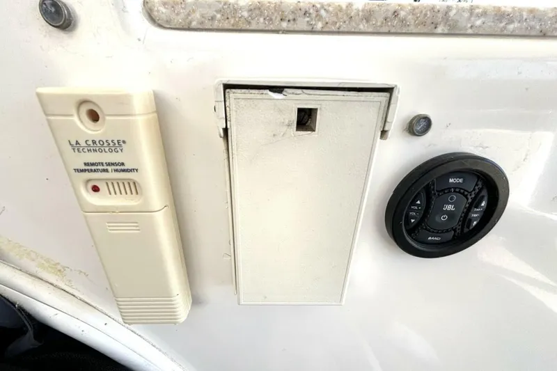  Yacht Photos Pics Remote sensor and JBL control panel on 2004 Meridian 459 Cockpit Motoryacht.