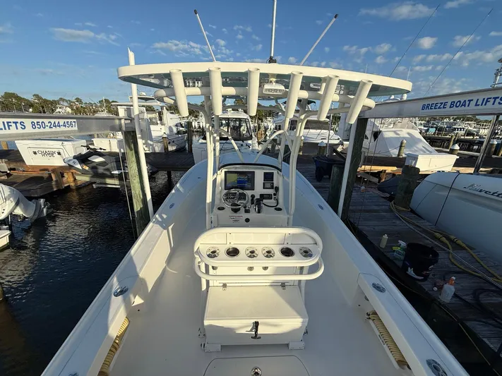  Yacht Photos Pics 2018 SeaVee 270Z boat docked at marina, featuring center console and T-top.