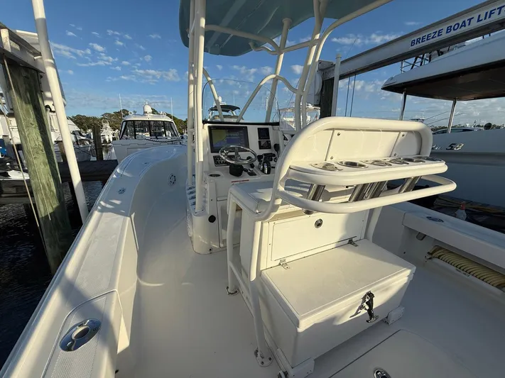  Yacht Photos Pics 2018 SeaVee 270Z boat interior with helm, seating, and clear sky background.