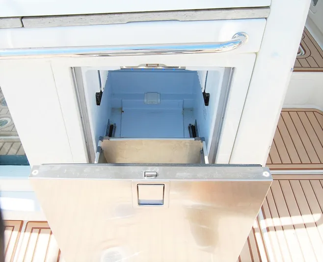  Yacht Photos Pics Cockpit Fridge