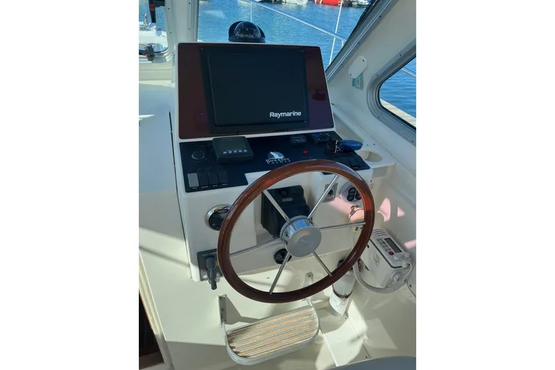 Sandpiper Yacht Photos Pics 2008 Back Cove 29 helm with Raymarine display and wooden steering wheel.