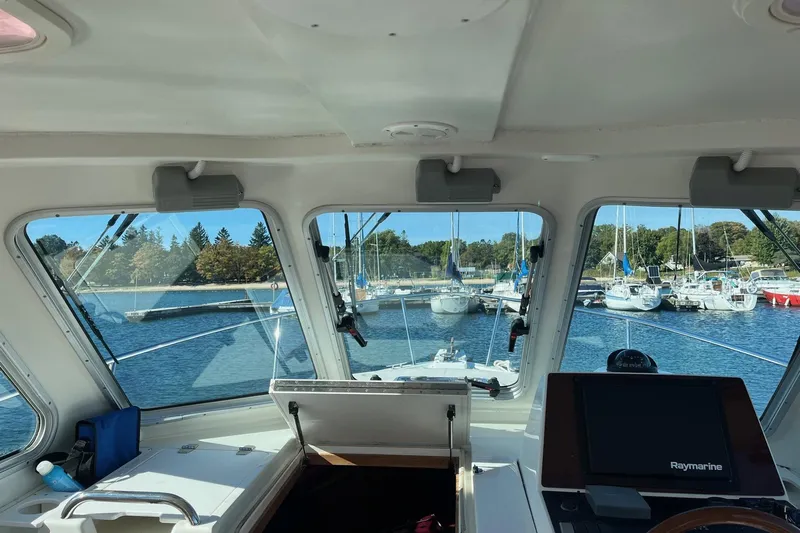 Sandpiper Yacht Photos Pics 2008 Back Cove 29 boat interior with marina view through windows.