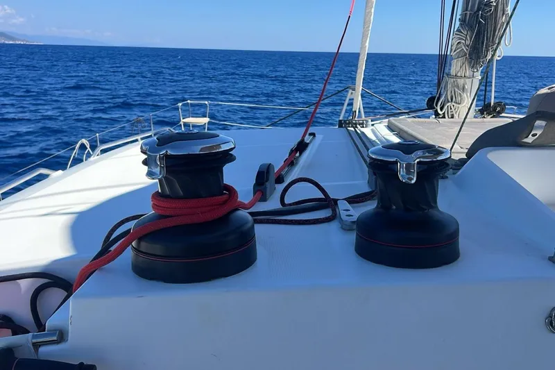 Honu Yacht Photos Pics Sailing yacht Lagoon 450 F, 2015 model, deck view with winches and ropes.