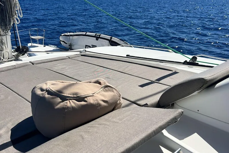 Honu Yacht Photos Pics 2015 Lagoon 450 F catamaran with sunbathing area and ocean view.