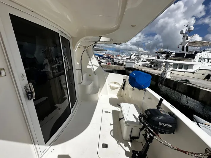  Yacht Photos Pics 2006 Silverton 43 Sport Bridge yacht docked, featuring spacious deck and Suzuki outboard motor.