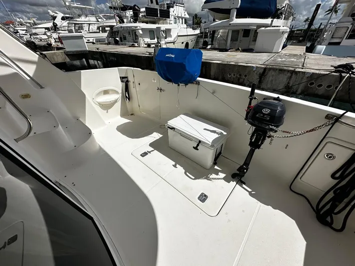  Yacht Photos Pics 2006 Silverton 43 Sport Bridge boat deck with cooler and outboard motor.