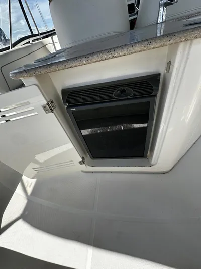  Yacht Photos Pics 2006 Silverton 43 Sport Bridge interior with built-in appliance and countertop.