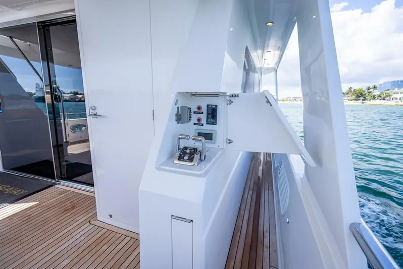 Sunny Seajay Yacht Photos Pics 2022 Hampton 658l Endurance yacht deck with control panel, ocean view.