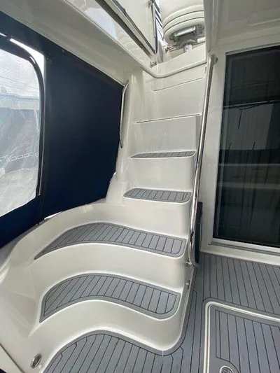  Yacht Photos Pics 2006 Sea Ray 44 Sedan Bridge yacht stairs and deck.