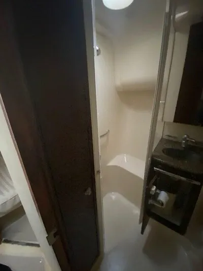  Yacht Photos Pics 2006 Sea Ray 44 Sedan Bridge bathroom interior view.