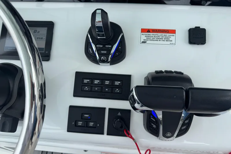  Yacht Photos Pics 2021 Sea Hunt Gamefish 30 Coffin Box boat controls and dashboard close-up.