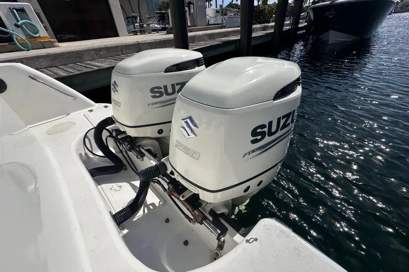  Yacht Photos Pics Twin Suzuki 250 outboard engines on a 2006 Boston Whaler 285 Conquest boat.
