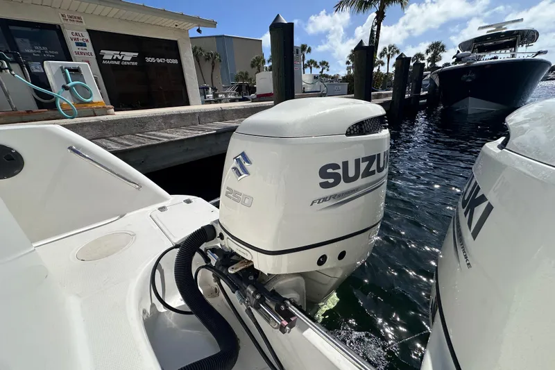  Yacht Photos Pics Boston Whaler 285 Conquest 2006 with Suzuki 250 outboard engines at marina.