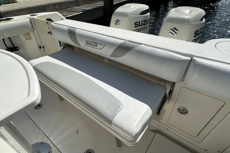  Yacht Photos Pics 2006 Boston Whaler 285 Conquest boat with Suzuki outboard engines and cushioned seating.