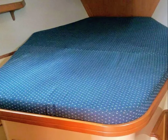 Open Agenda Yacht Photos Pics 2006 Island Packet 370 boat cabin with blue mattress.