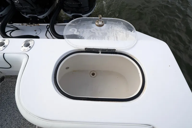 Hoo Hunter Yacht Photos Pics Livewell on 2012 SeaHunter 37 Tournament boat with open lid, showing interior.
