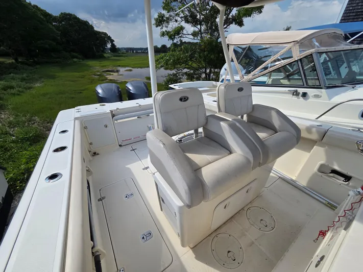  Yacht Photos Pics 2014 Pursuit C 280 Center Console boat interior with dual seats and storage compartments.