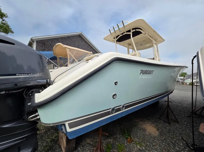  Yacht Photos Pics 2014 Pursuit C 280 Center Console boat on display, featuring a sleek design and powerful engine.