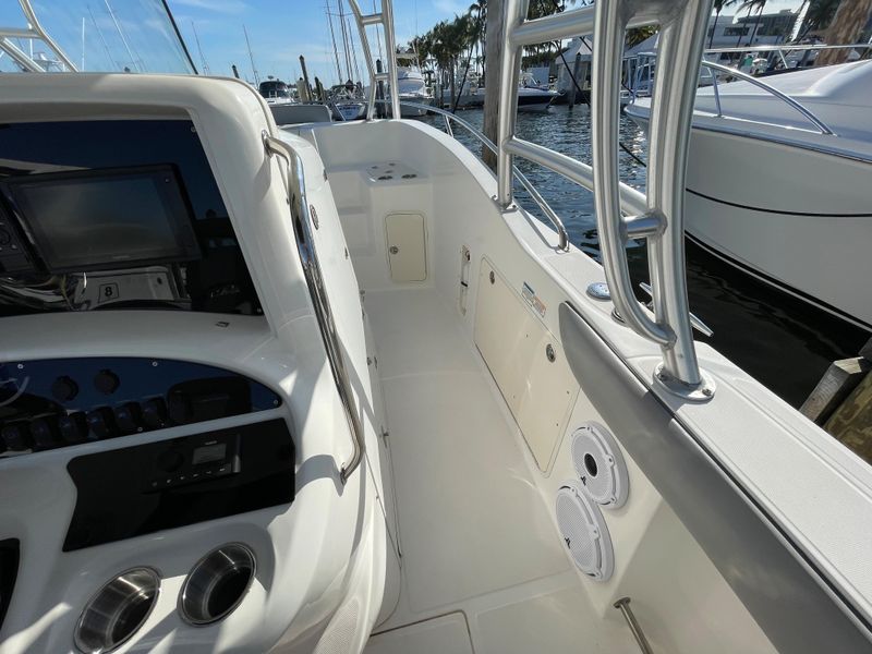 2007 Boston Whaler 320 Outrage Cuddy Cabin