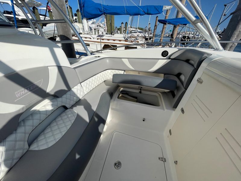 2007 Boston Whaler 320 Outrage Cuddy Cabin