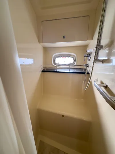  Yacht Photos Pics 2010 Sea Ray 450 Sundancer shower with window and built-in seat.