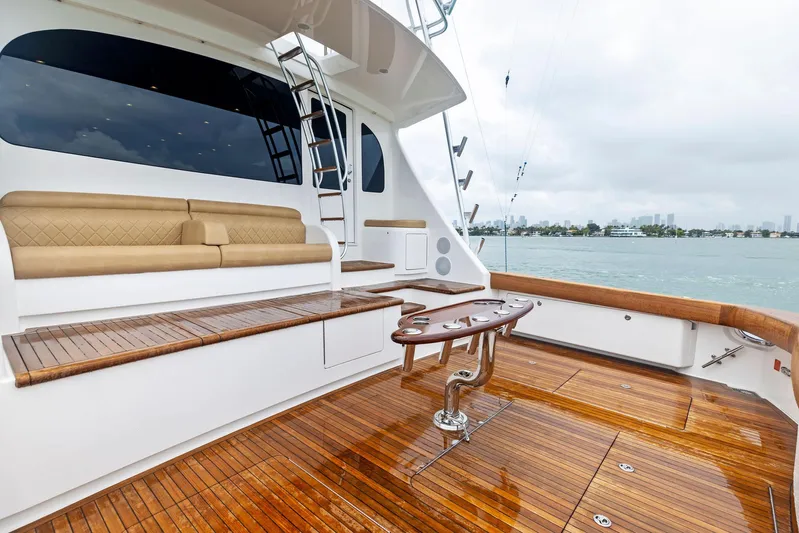 Mvp Yacht Photos Pics 2018 Viking 80 Convertible yacht deck with seating and fishing rod holders.