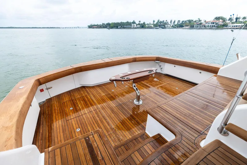 Mvp Yacht Photos Pics 2018 Viking 80 Convertible yacht with teak deck and fishing rod holder.