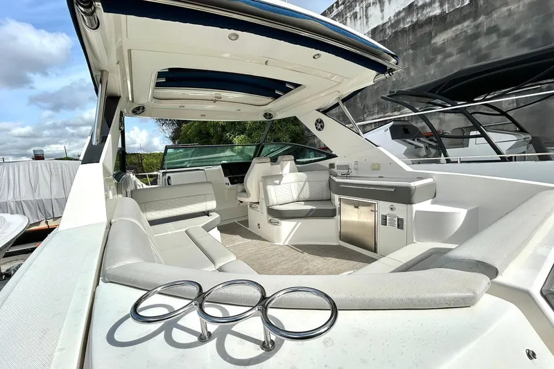 Yacht Photos Pics 2020 Sea Ray Sundancer 320 interior with luxurious seating and modern amenities.