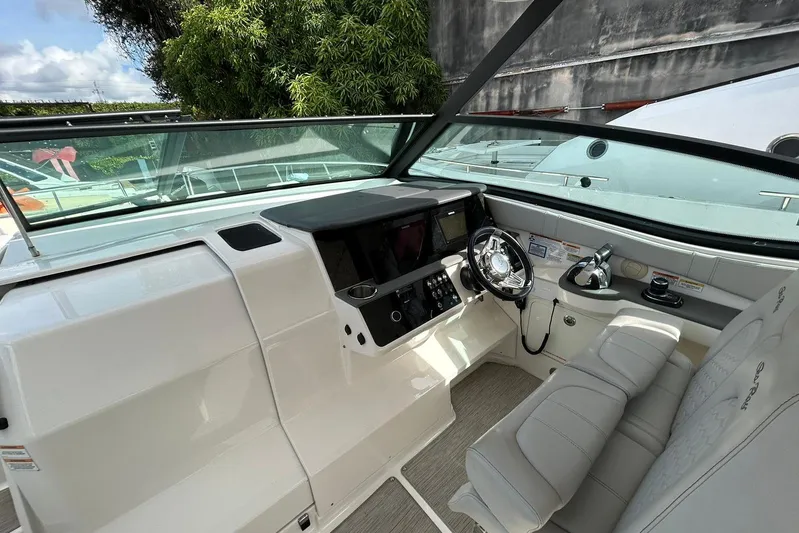  Yacht Photos Pics 2020 Sea Ray Sundancer 320 helm with modern controls and plush seating.