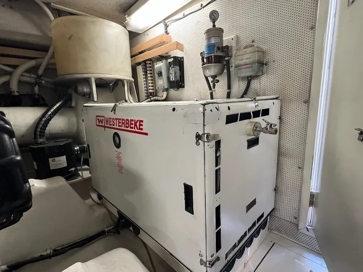 Parlay Yacht Photos Pics 2001 Neptunus 56 Flybridge- Engine Room