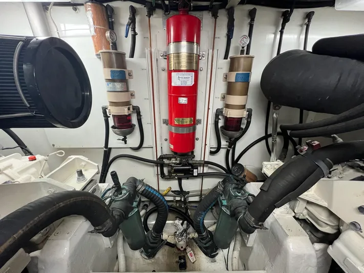 Parlay Yacht Photos Pics 2001 Neptunus 56 Flybridge- Engine Room