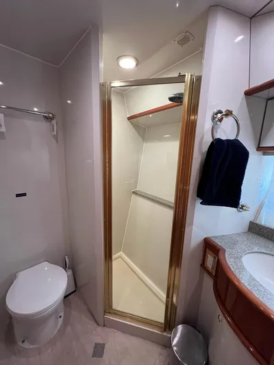 Parlay Yacht Photos Pics 2001 Neptunus 56 Flybridge- VIP Head