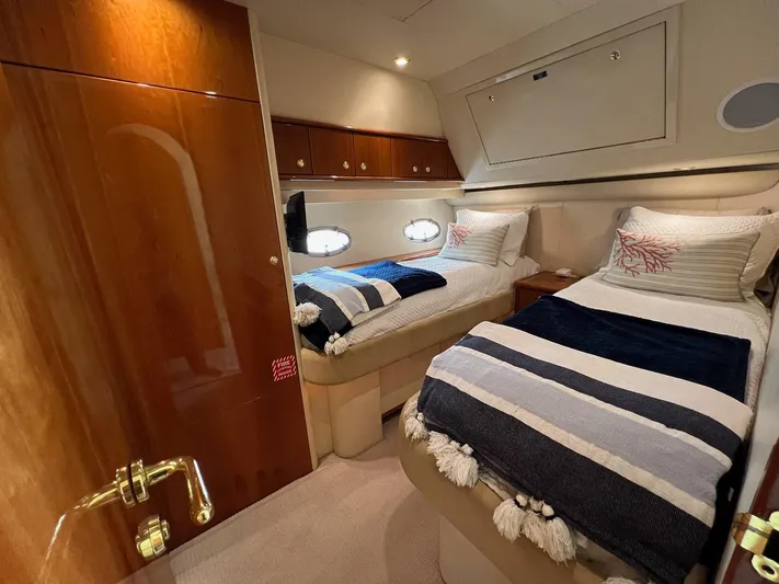 Parlay Yacht Photos Pics 2001 Neptunus 56 Flybridge- Guest Stateroom 2