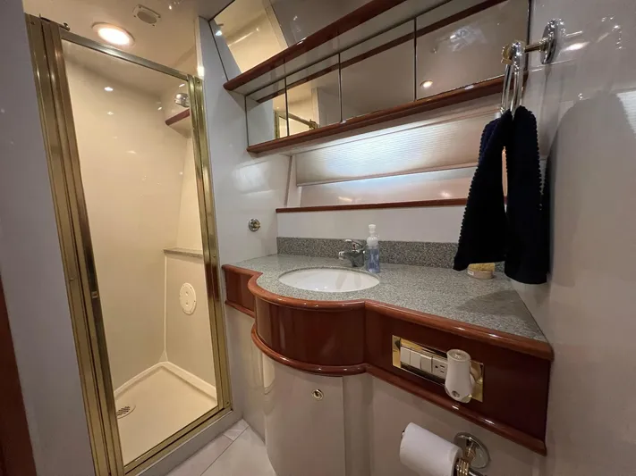 Parlay Yacht Photos Pics 2001 Neptunus 56 Flybridge- MSTR Head