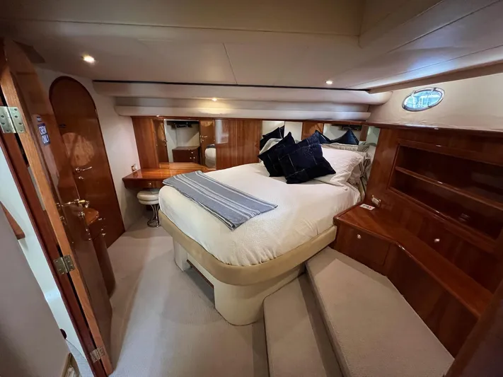 Parlay Yacht Photos Pics 2001 Neptunus 56 Flybridge- MSTR Stateroom
