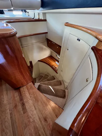 Parlay Yacht Photos Pics 2001 Neptunus 56 Flybridge- Companionway