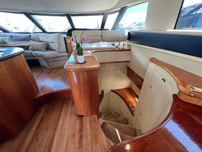 Parlay Yacht Photos Pics 2001 Neptunus 56 Flybridge- Companionway