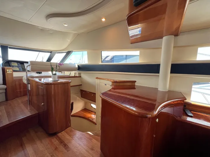 Parlay Yacht Photos Pics 2001 Neptunus 56 Flybridge- Companionway