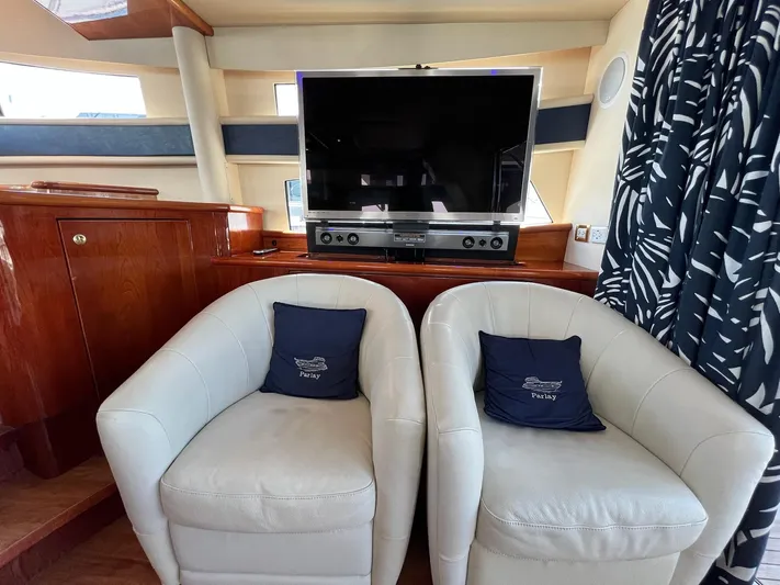 Parlay Yacht Photos Pics 2001 Neptunus 56 Flybridge- Salon