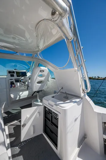 Seaclusion Yacht Photos Pics 2018 Albemarle 290 Express Fisherman boat interior with helm and kitchenette.