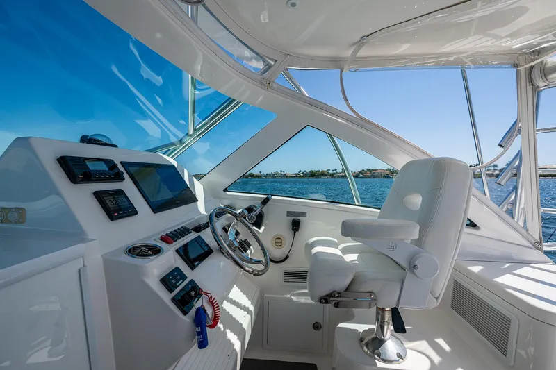 Seaclusion Yacht Photos Pics 2018 Albemarle 290 Express Fisherman boat interior with steering wheel and navigation equipment.