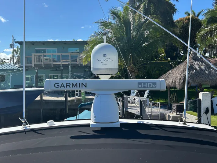 Reel Estate Yacht Photos Pics 1998 Tiara Yachts 3500 Express with Garmin xHD2 radar and TracVision satellite system.