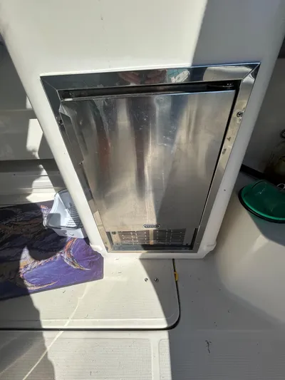 Reel Estate Yacht Photos Pics Stainless steel appliance on 1998 Tiara Yachts 3500 Express boat deck.