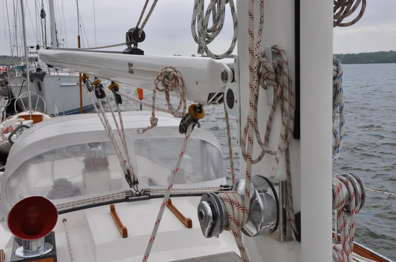 Helianthus Yacht Photos Pics Hinckley SW 42 sailboat deck with rigging and winch, 1985 model.