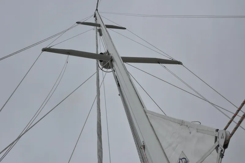 Helianthus Yacht Photos Pics Hinckley SW 42 sailboat mast and rigging, 1985 model.