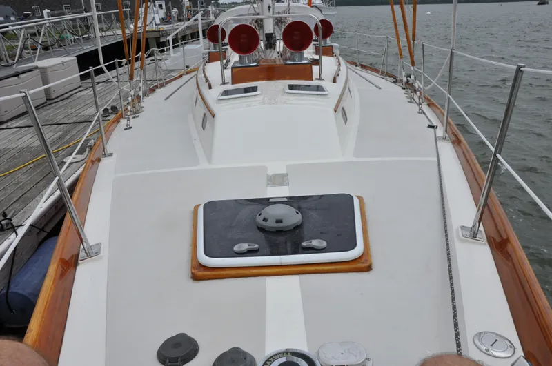 Helianthus Yacht Photos Pics Hinckley SW 42 sailboat deck, 1985 model, docked at marina.